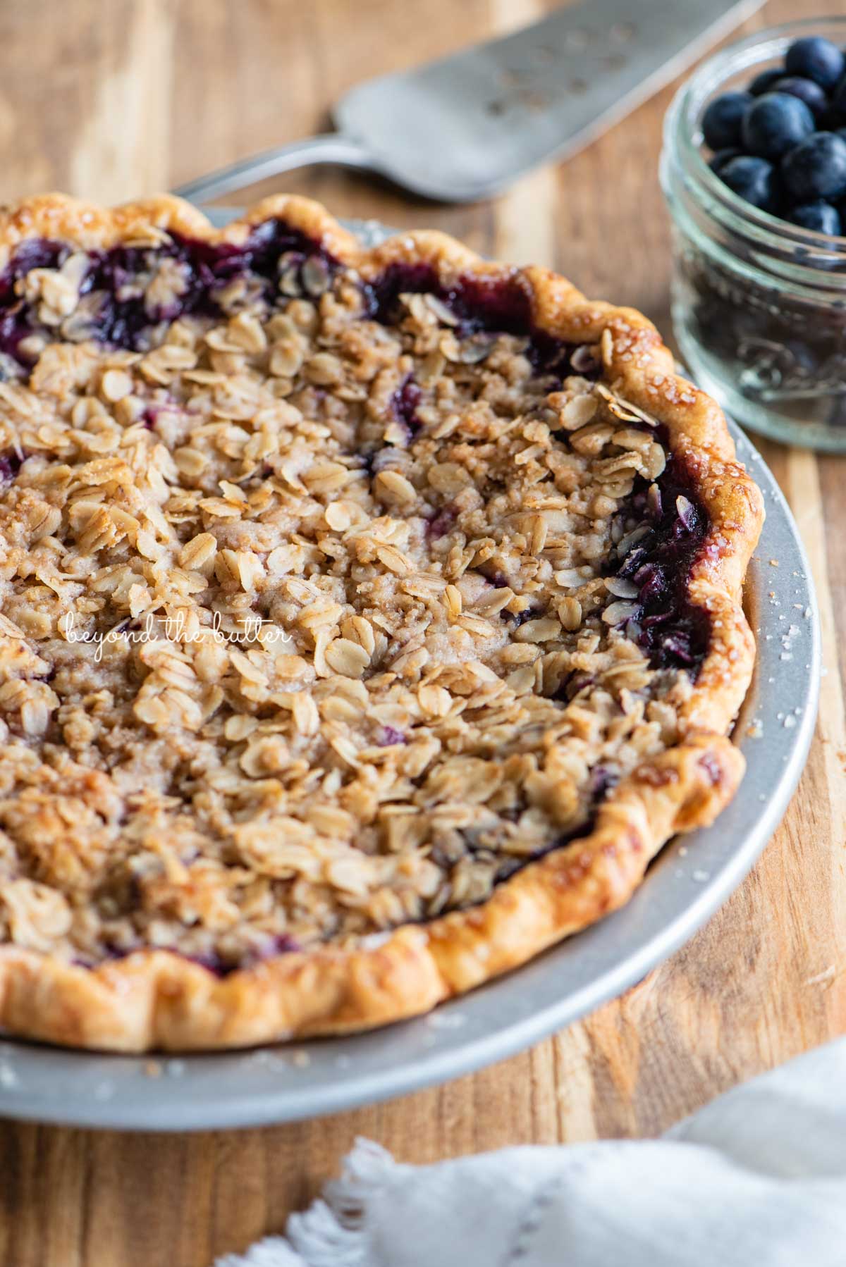 Just baked blueberry crumble pie | © Beyond the Butter®