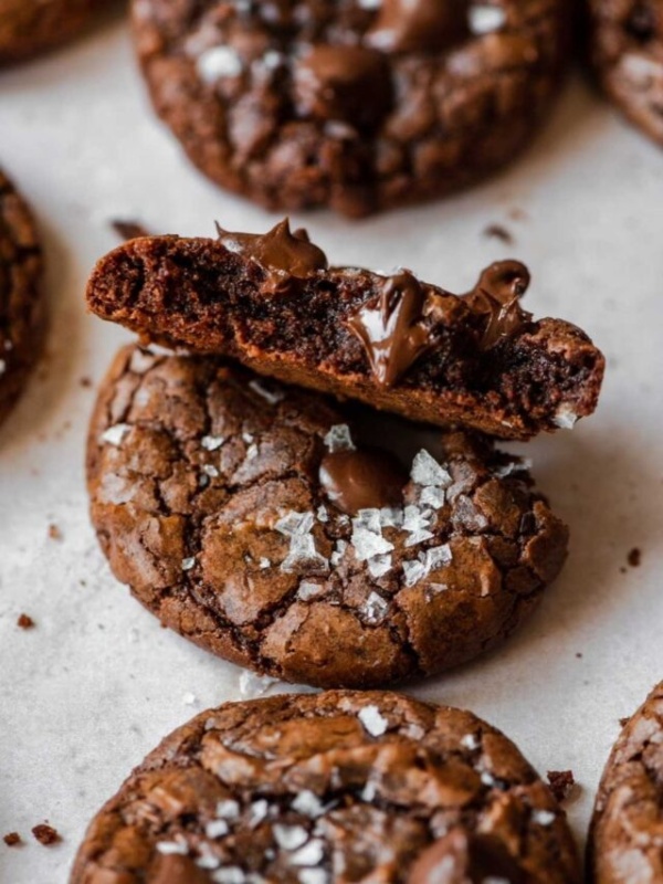 Salted brownie cookies web story cover.